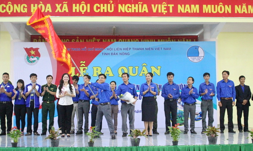Đ/c Tôn Thị Ngọc Hạnh trao cờ chỉ huy cho Ban Chỉ huy Chiến dịch TNTN hè 2016